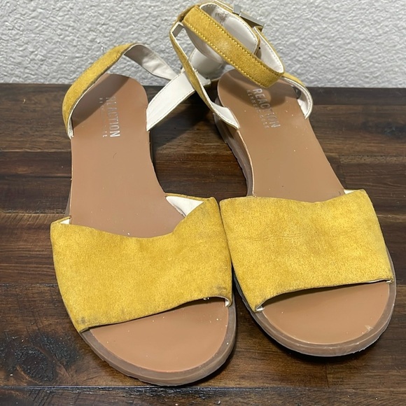 Kenneth Cole Reaction Jolly Low Wedge Golden Yellow Sandal size 6.5 - Picture 1 of 16